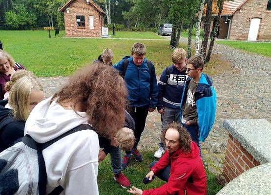 Uczniowie na placu przed Muzeum