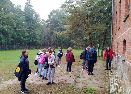 Uczniowie przed budynkiem