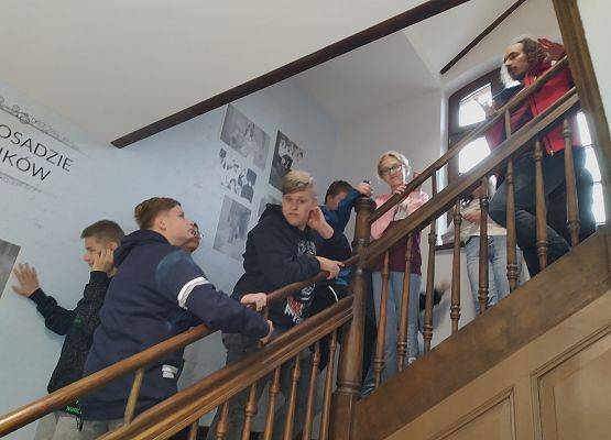 Grupa osób wchodzi po schodach