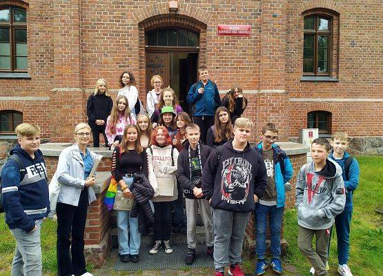 Uczniowie przed budynkiem Muzeum SPN