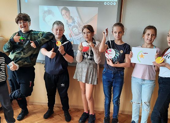 Grupa uczniów prezentuje medale