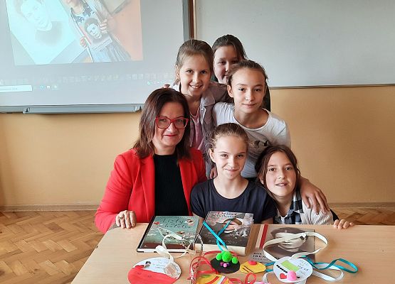 Nauczycielka z grupą dzieci podczas zajęć