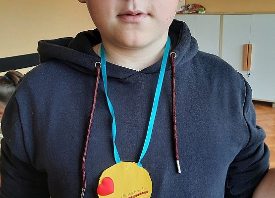 Uczeń prezentuje medal