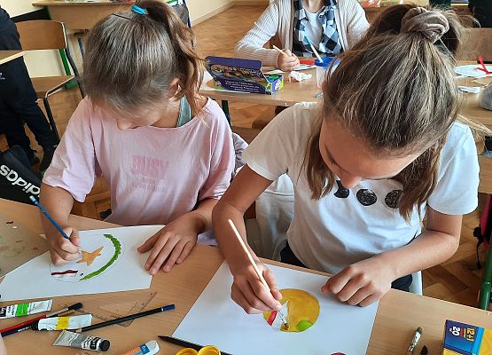 Uczennice wykonują prace plastyczne