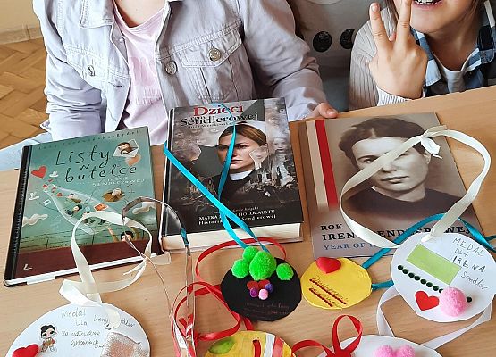 Uczennice prezentują papierowe medale