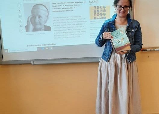 Nauczycielka opowiada dzieciom o Irenie Sendler