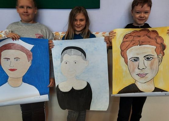 Uczniowie prezentują portret Ireny Sendler