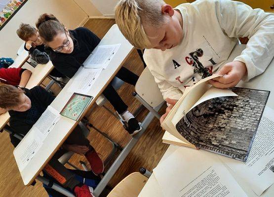 Uczniowie przeglądają materiały