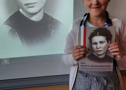Uczennica przy portrecie Ireny Sendler
