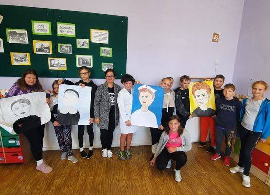 Uczniowie prezentują portrety Ireny Sendler