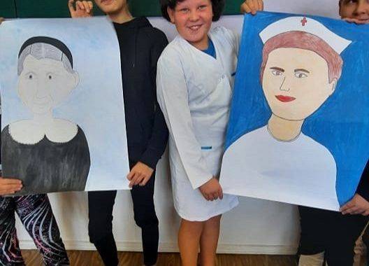 Uczniowie prezentują portrety Ireny Sendler