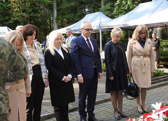 Delegacja dyrektorów szkół składa kwiaty pod Pomnikiem Ofiar.