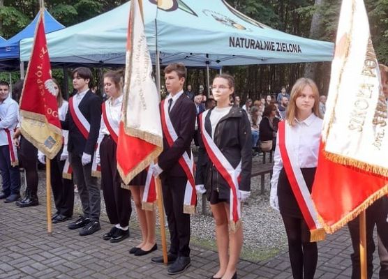 Poczet sztandarowy. Uczniowie stoją ze sztandarem szkoły.