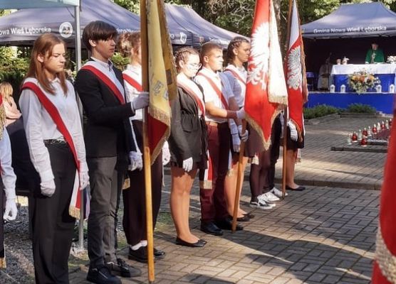 Poczet sztandarowy naszej szkoły i innych szkół.