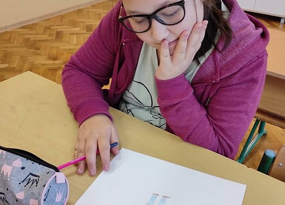 Uczennica rysuje Stolema