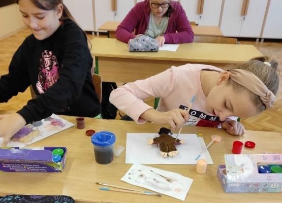 Uczennice malują Stolemy wykonane z masy solnej.