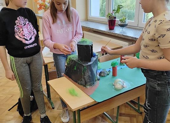 Uczennice malują elementy makiety