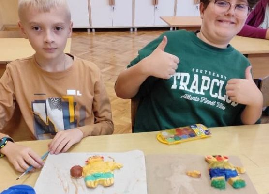 Uczniowie pokazują spomalowane Stolemy