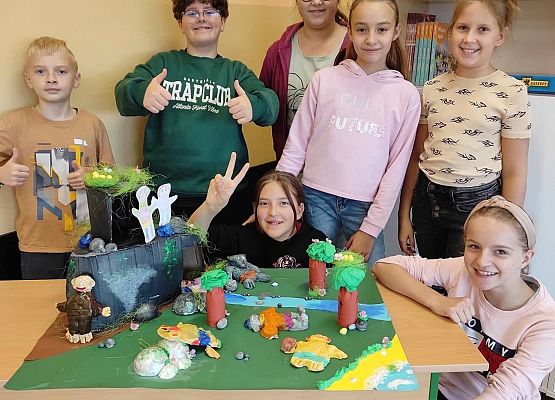 Uczennice malują elementy makiety