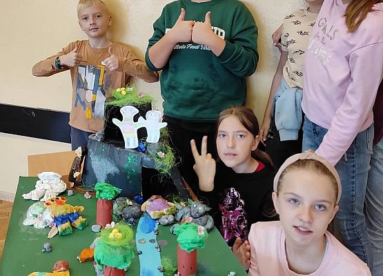 Uczniowie stoją przy makiecie