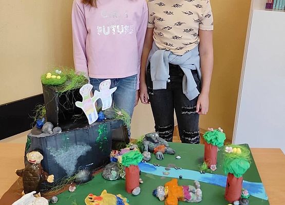 Uczennice prezentują makietę