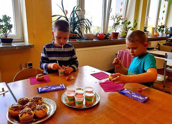 Uczniowie jedzą babeczki