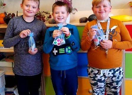 Chłopcy klasy 2 z prezencikami