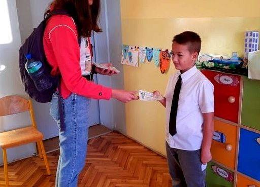 Przewodnicząca samorządu daje uczniowi bon