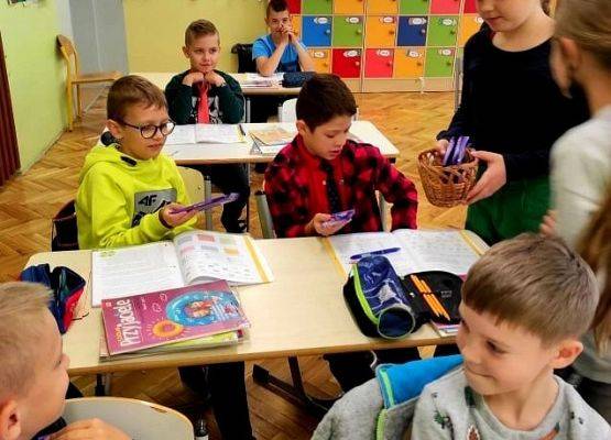 Uczennica rozdaje prezenty