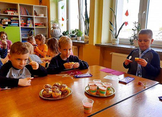 Uczniowie jedzą babeczki