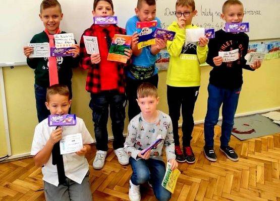 Uczniowie klasy 3 z prezencikami