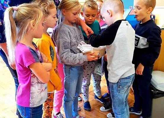 Uczennice klasy 1 rozdają prezenciki.