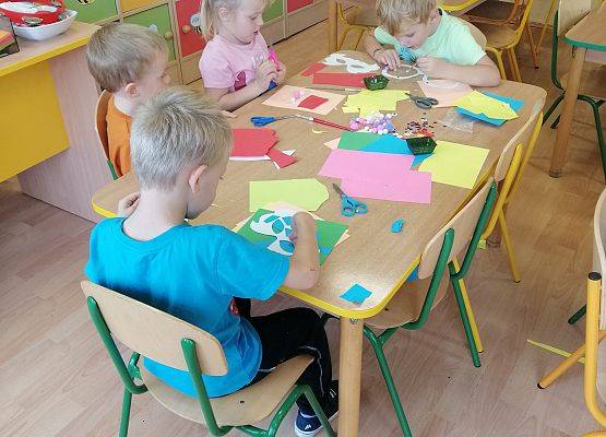 Dzieci ozdabiają gadżety do fotobudki