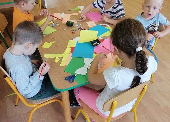 Dzieci ozdabiają gadżety do fotobudki