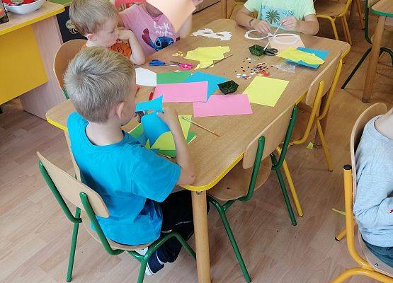 Dzieci ozdabiają gadżety do fotobudki