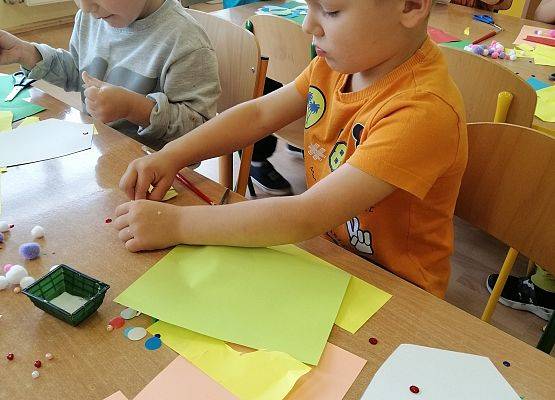 Dzieci ozdabiają gadżety do fotobudki