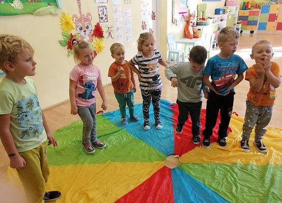 Dzieci podczas zabaw na chuście animacyjne