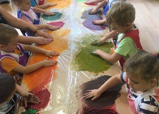 Dzieci tworzą obrazki -malowanie palcem