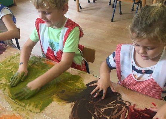 Dzieci malują rączkami