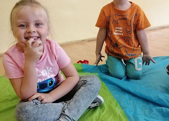 Dzieci podczas zabaw na chuście animacyjne