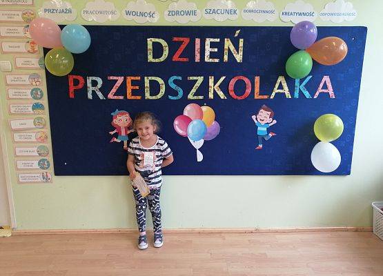 Dziewczynka otrzymała dyplom