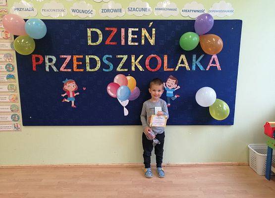 Chłopiec pokazuje dyplom