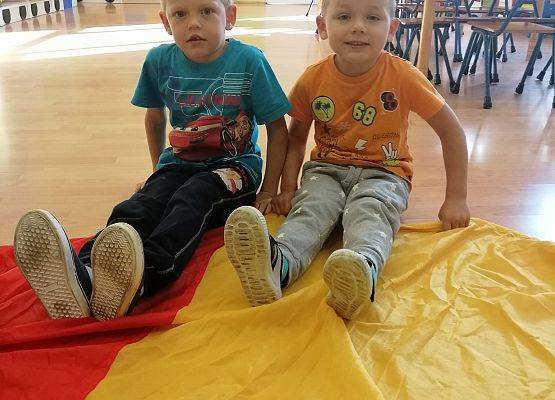 Chłopcy siedzą na chuście