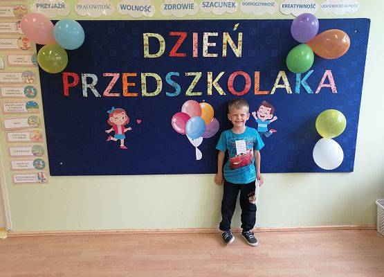 Chłopiec stoi przy tablicy