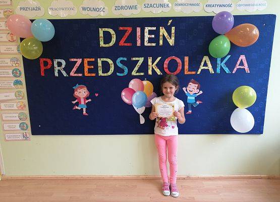 Dziewczynka  otrzymała dyplom i order