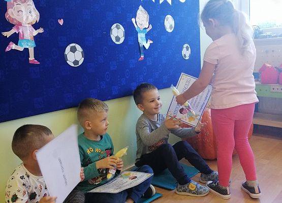 Dziewczynka wręcza prezent koledze