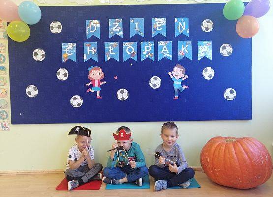 Chłopcy podczas zabawy "Zgadnij kto to?"