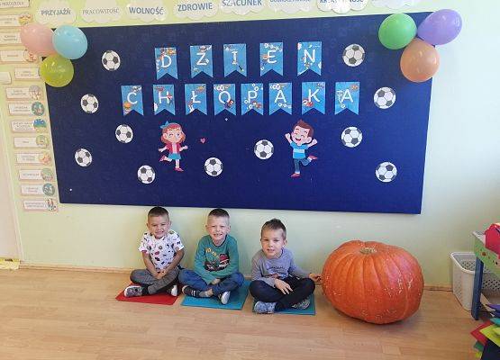 Chłopcy podczas zabawy "Zgadnij kto to?"