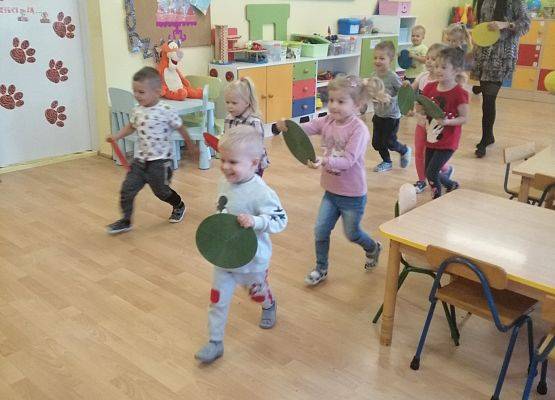 Dzieci bawią się kolorowymi kołami