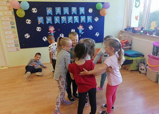 Dziewczynki składają życzenia chłopcom